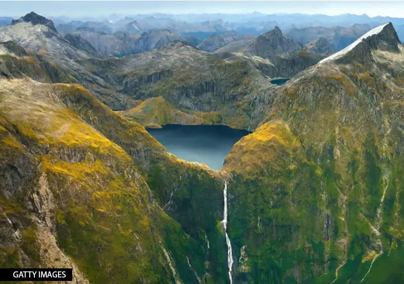 Middle-earth: The Lord of the Rings කතා මාලාවේ ටෝකීන් මැවූ ෆැන්ටසි ලෝකය සොයා සැබෑ ජීවිතයේ ගිය ගමන