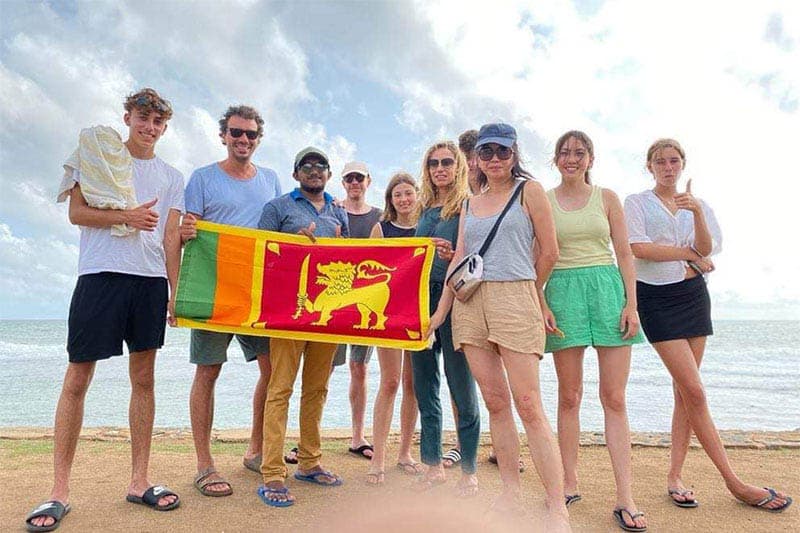 හිස් සංඛ්යාලේඛනවලින් රට රවටන සංචාරක කර්මාන්තයේ ‘නිරුවත’ මෙන්න!