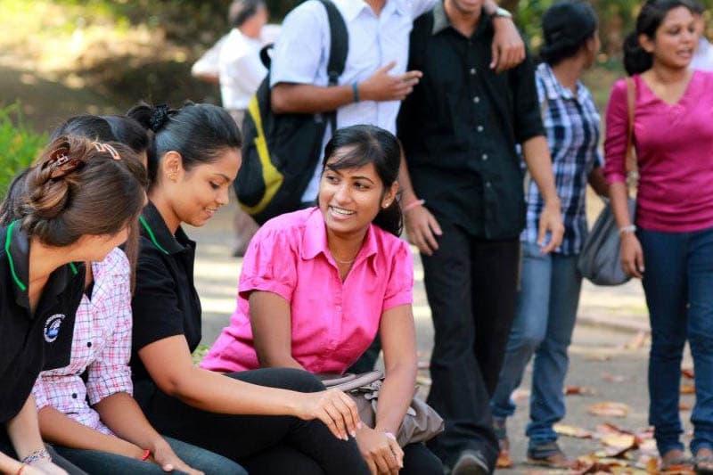 විශ්වවිද්යාල ගැහැණුන්ගෙන් පිරෙයි - (රජිත් කීර්ති තෙන්නකෝන්)