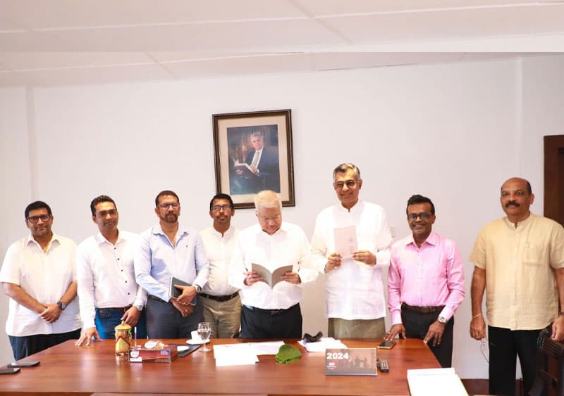 චම්පික 'සිරිකොතට' ගොස් ජනපතිව හමුවෙයි