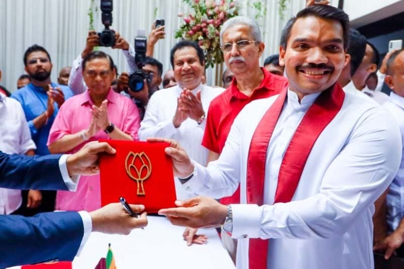 එක පොහොට්ටුවට නිලමැස්සො දෙන්නෙක් ! - (ගාමිණී වියන්ගොඩ)