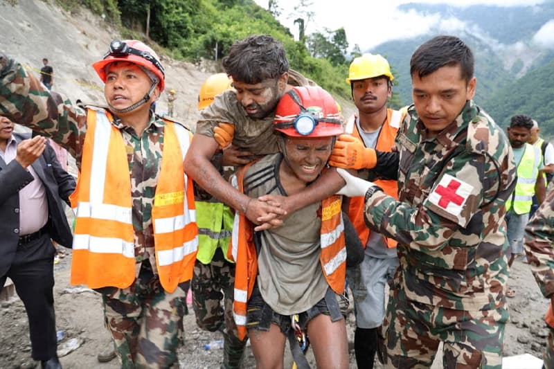මඩ වතුර බී දින නවයක් උමගක සිරවී සිටි නේපාල කම්කරුවෝ දෙදෙනෙකු බේරාගනී