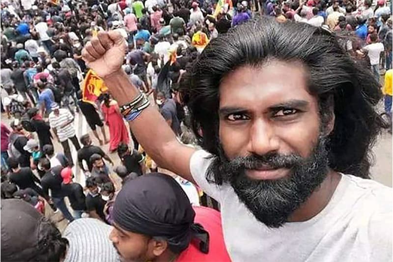 උසාවි නියෝග කඩකළ රුහුණේ ශිෂ්ය නායක වේරංග පුෂ්පික අත්අඩංගුවට ගන්න කොටුවෙන් වරෙන්තු! - වසන්ත මුදලිගේ ඇතුළු පිරිසක් උසාවි එයි