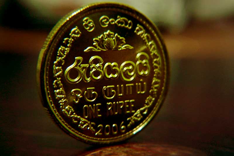 ඩොලරයට සාපේක්ෂව රුපියල වේගයෙන් ශක්තිමත් වෙයි: ගැනුම් මිල 326 දක්වා පහළට!