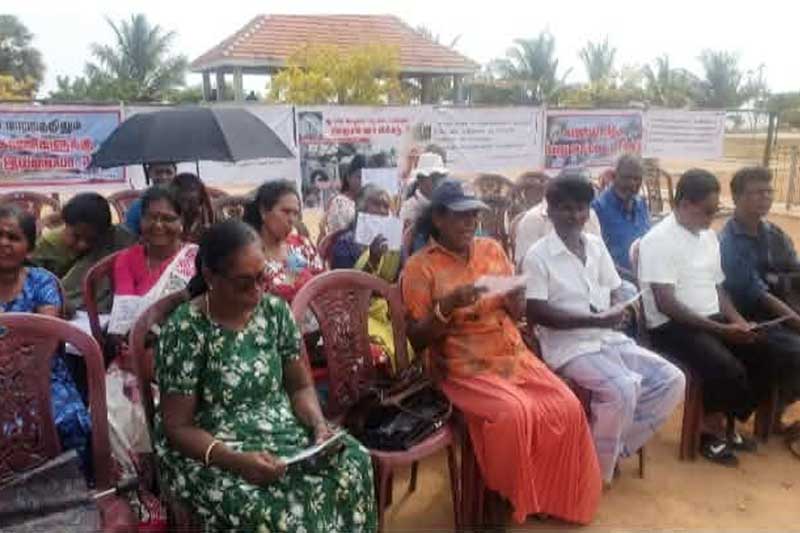 අනුරගේ පාලනයේත් පලාලි ඉරණම එලෙසමයි! - උතුරේ වැසියන් ඉඩම් ඉල්ලා 4 වැනි සතියටත් අව්වේ වේලෙද්දී පොලිසියෙන් බාධා !
