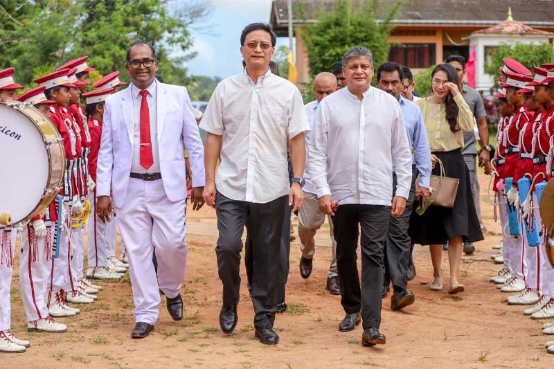 චීන තානාපති දිලිත්ගේ ගමට යයි! 'සර්වජන බලය' නායකයාගේ උපන්ගමේ පාසලට චීනයෙන් විශේෂ ප්රදානයක්