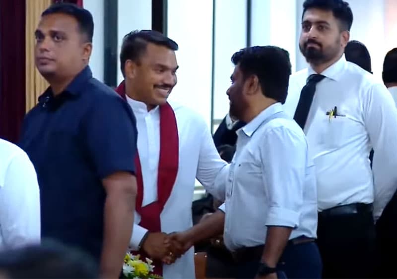 ඇඳුමේ දේශපාලනය - (එරන්ද ගිනිගේ)