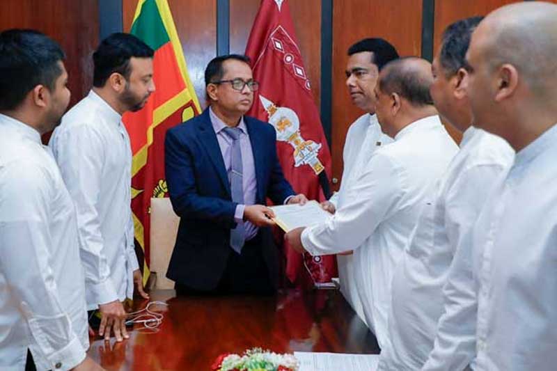බහාලුම් අවුල හොයන්න විශේෂ කාරක සභාවක් ඉල්ලයි