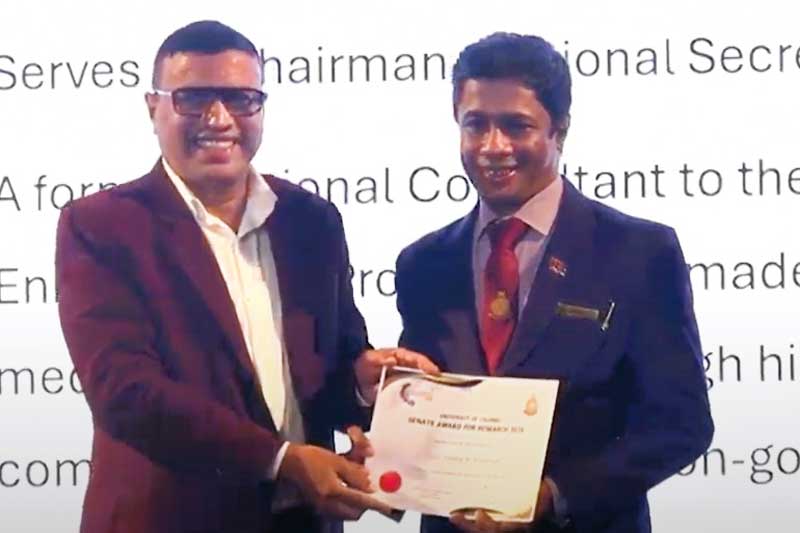 මහාචාර්ය ප්රදීප් වීරසිංහට සෙනෙට් සම්මානයක්