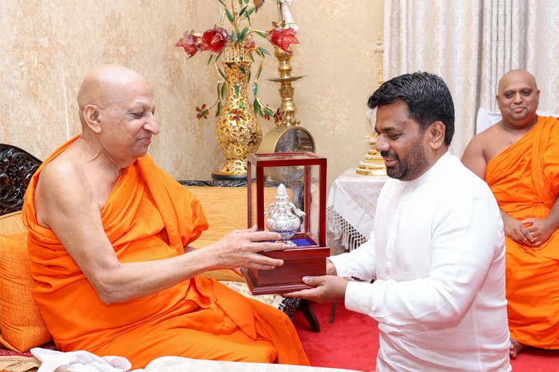 නිකිණි පොහෝදා දළදා සමිඳුන් වැඳ පුදාගත් ජනපති මල්වතු අස්ගිරි මහ නාහිමිවරුන් බැහැදකී