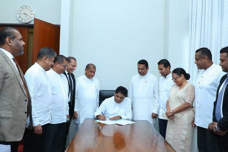 ජනපතිගේ ව්යවස්ථාපිත වගකීම ගැන පාර්ලිමේන්තුවේ සටනක්: විපක්ෂයෙන් 'පූර්ණ යෝජනාවක්'!