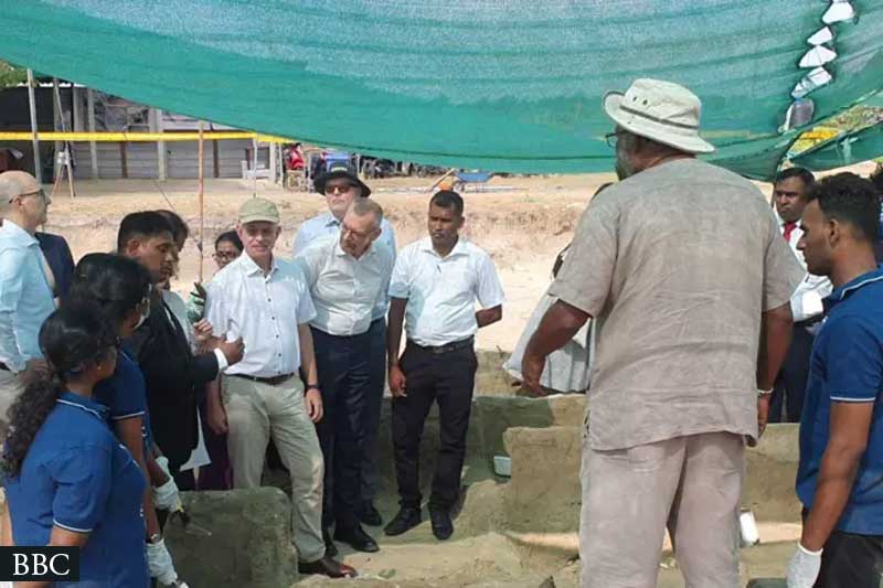 සිරුරු 467ක අස්ථි කොටස් සොයාගැනීමත් සමඟ යුරෝපා තානාපතිවරු යාපනය චෙම්මනි සමූහ මිනීවළ නිරීක්ෂණය කරති