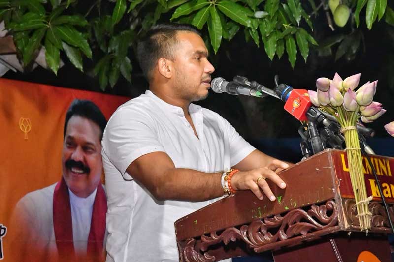 'මේ දවස්වල ආණ්ඩුවේ ගිණුම්වලින් සල්ලි යන්නේ වැරදි ගිණුම් වලට' - නාමල්ගෙන් සේරුවාවිලදී සැර ප්රහාරයක්!