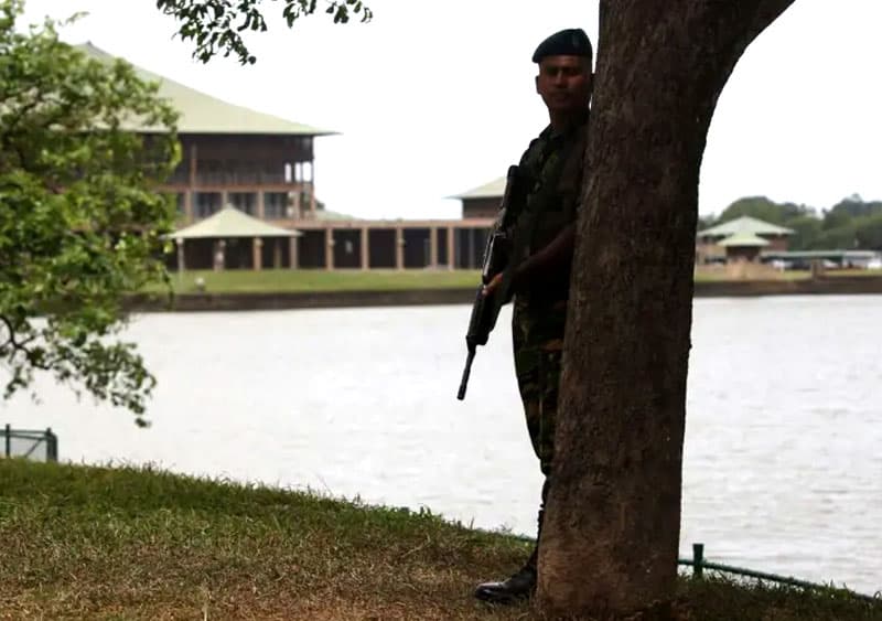 මන්ත්රීවරුන්ට ගිනිඅවි දීම: ආණ්ඩුව සැරසෙන්නේ 'මොකක් හරි සෙල්ලමකට' ද?
