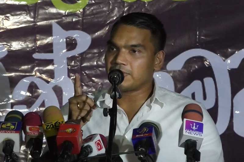 'විනිසුරුවන්ගේ විශ්රාම වයස වැඩි කරනවා නම් ජනමත විචාරණයකට යන්න': නාමල් ගෙන් ආණ්ඩුවට අභියෝගයක්!