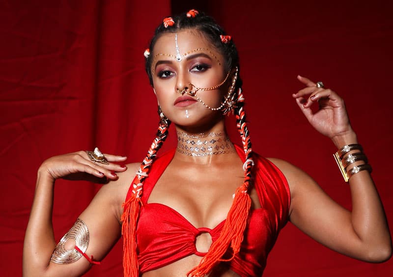 යොහානි : නව ශෘංගාර අර්ථයක් එකතු කරපු ආර්ටිස්ට් - (චින්තන ධර්මදාස)