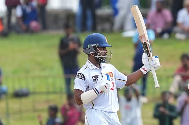 ශ්රී ලංකා පසු පෙළෙන් සටන්කාමී පිතිකරණයක්: ශ්රී ලංකාව කඩුලු 8 ට ලකුණු 265 යි