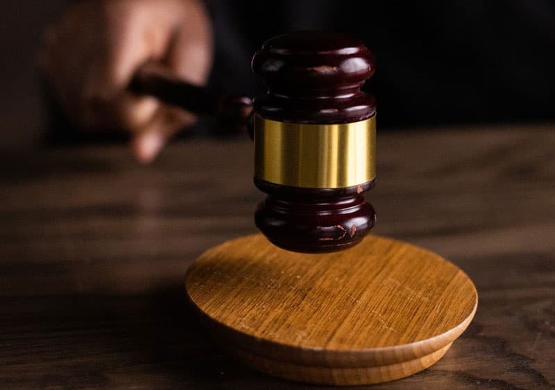 බ්ලූ මවුන්ටන් ප්රොපටිඩිවලොපර්ස් දෙදෙනෙකුට රටින් පිටවීම තහනම්