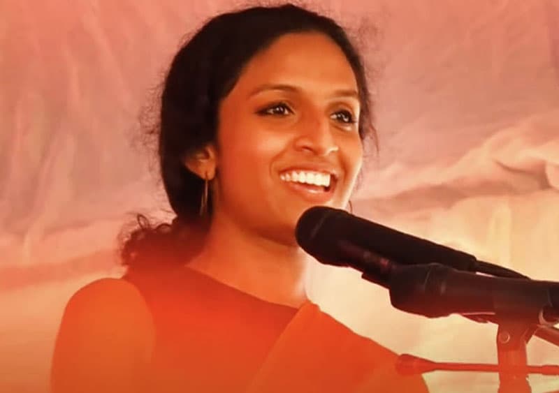 කොම්බිගේ කතාව සහ නිපුනා සාරදාගේ සම්ප්රාප්තිය - (චන්ද්රසිරි සෙනෙවිත්න)