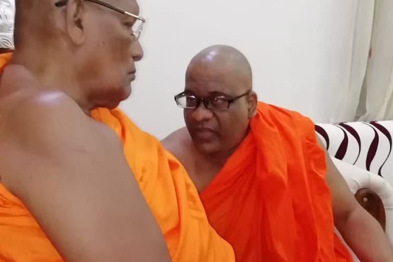 'වොයිස් කට්' නැහැ : ඥානසාර හිමි පසුපස දොරෙන් පිටවයති
