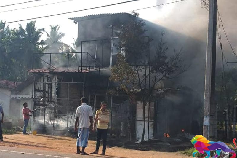 පිස්සු බල්ලන් කූඩු කළ යුතුය - සම්පත් සමරකෝන්