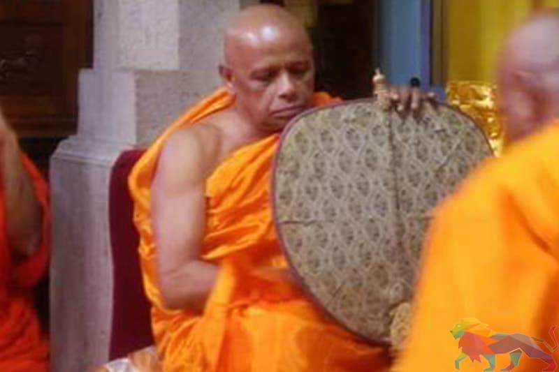 අස්ගිරියේ නාහිමියන්ට බුදු දහම ඉගැන්විය යුතුයි.
