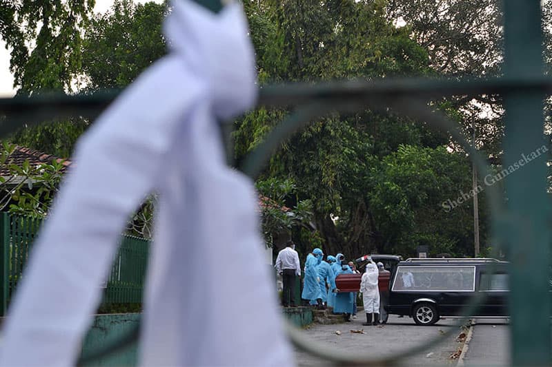 ගෞරවනීය ආදාහනයකට ඇති අයිතිය ගැන සිතන්නට ප්රභූවරයකු මැරෙන්නට ඕනැද? - අජිත් පැරකුම් ජයසිංහ