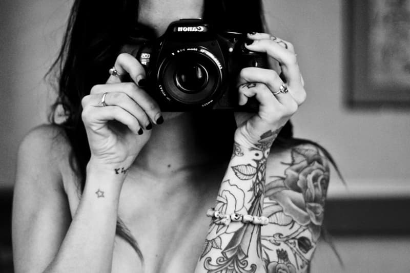 කැමරාව සමග ආදරෙන් බැඳීම -SEX CAM