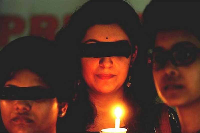 පාදඩ නීතිය: "මට ඇඳුම් ගලවල නටන්න කිව්වා"