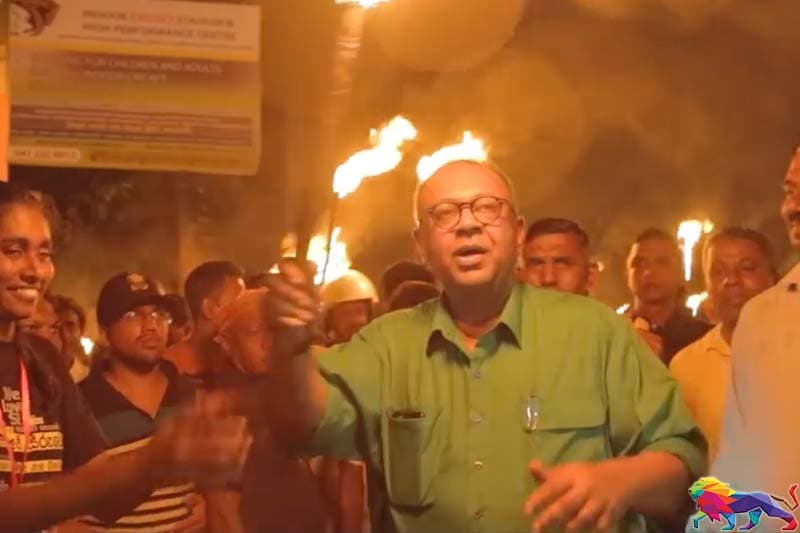ඔබ තවම අප සමගයි - (කාන්ති කාරියවසම්)