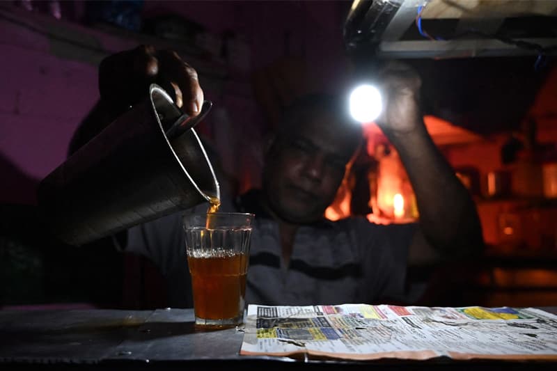 මේ එන්නේ කලු අවුරුද්දක් - (කුසල් පෙරේරා)