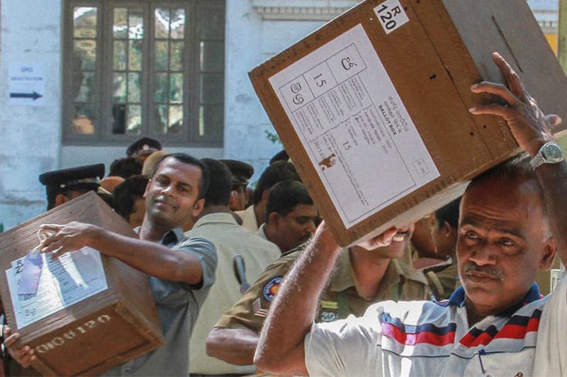 හදිසි ජනාධිපතිවරණයකට කිසිඳු ඉඩක් නැ ! - මහාචාර්ය චරිත හේරත්