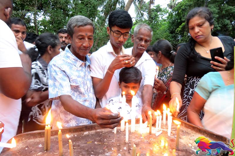 ගුවන් බෝම්බයෙන් කළ සමුහ ඝාතනයක මළවුන් සමරයි