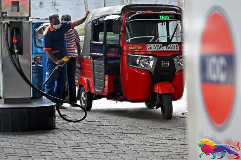 මහා රෑ ඉන්ධන මිළ වැඩි කරයි - ඉන්ධනහල් 70%කට වඩා වැසෙයි !