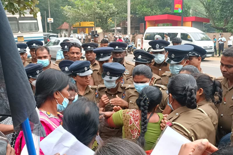 අරගලකාරී දෙමළ අම්මලාට වන්නියේදී පොලිස් හිරිහැර