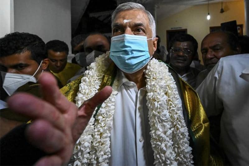 කඩේ යාම සහ රනිල් නම් සාධකය - (චන්ද්රසිරි සෙනෙවිරත්න)