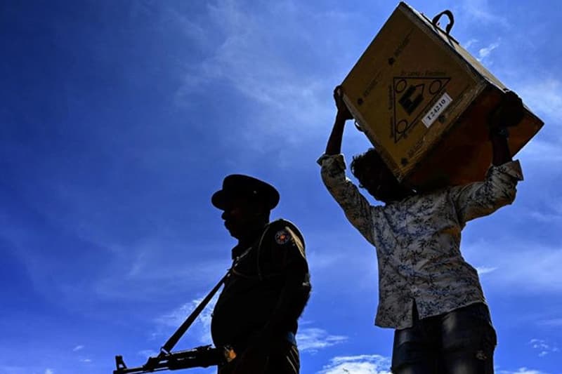 'මැතිවරණ කොමිසම නැති බිල්ලෙක් මවනවා' !