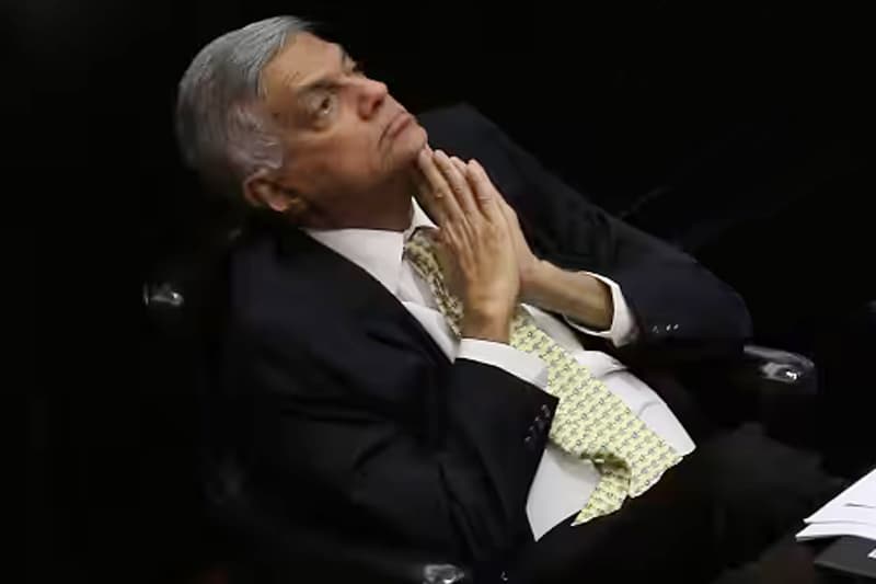 කඩතොලු විකට්ටුවක දැවී, නොදැවී බැට් කරන වික්රමසිංහ - (අජිත් පැරකුම් ජයසිංහ)