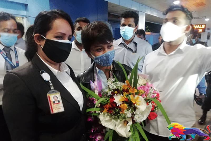 මැණිකේ දිවයිනට : දේශපාලනයට නම් එන්නේ නැහැ