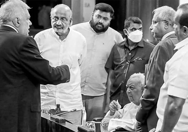 විපක්ෂයත් පාර අසන්නේ රනිල්ගෙනි
