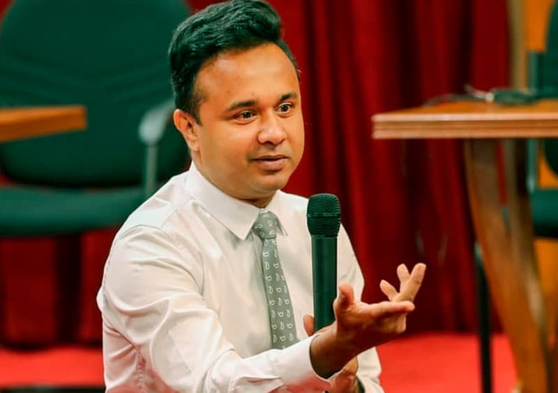 දේශපාලන පන්සිල් කඩන්න බයවෙලා බෑ - වරුණ රාජපක්ෂ