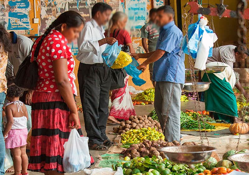 ලාංකිකයන්ගෙන් 93% වඩා වැඩි පිරිසක් ආදායමට වඩා වියදම් කරයි ! - (සාලිය වීරකෝන්)