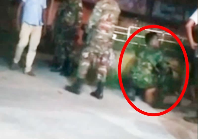 හෙල්මට් නෑ කියා දෙමළ තරුණයකුට සන්නද්ධ හමුදා පොලිස් ප්රහාරයක්