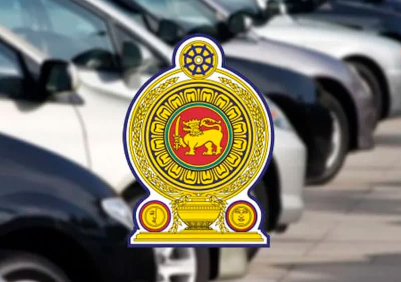 රජයේ ලොක්කන් තවමත් පැන්ෂන් අරන් ගෙදර යන්නෙ නිල වාහනෙත් අරගෙන!