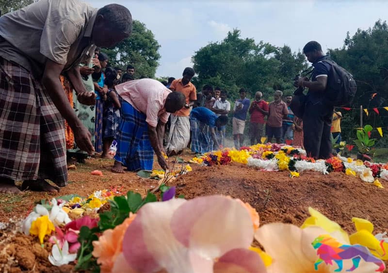 ගුවන් බෝම්බයෙන් මහවිරු සමරු දා ඝාතනය කළ සිසුවියන් සැමරේ
