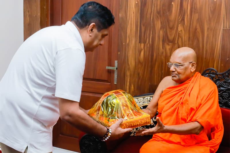 'සිවුර ගලවන්න කාටවත් බෑ' - මහානායක හිමිගෙන් දැඩි ස්ථාවරයක්