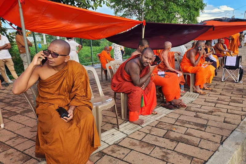 ජනපති කාර්යාලය අසල රැඳී සිටින හිමිවරුන් ඉවත් කිරීමට පොලිස් සූදානමක්