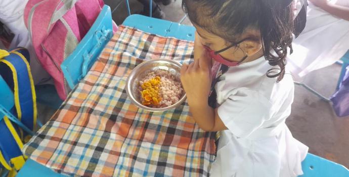 CH1672597 Children eat their daily school meal in Ratnapura District Sri Lanka