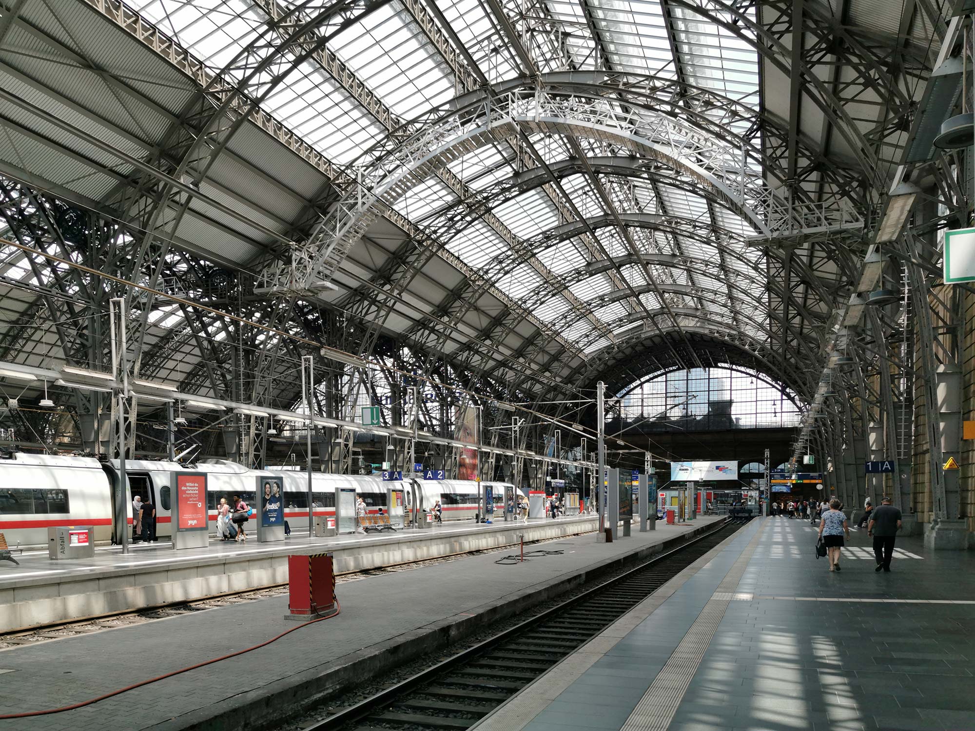 frankfurt main station platform central station trains frankfurt germany