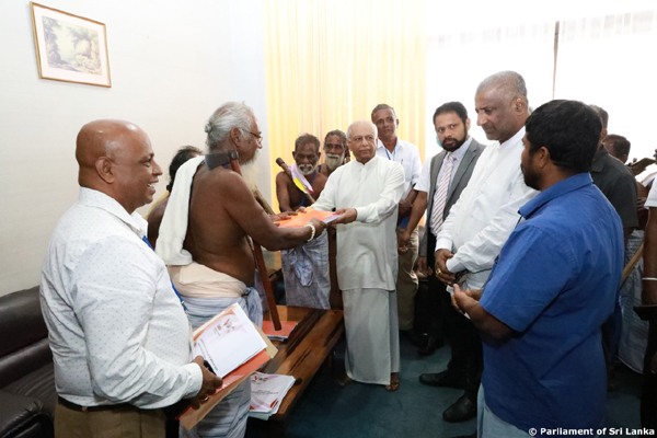 අගමැතිට සංදේශය භාර දෙමින්